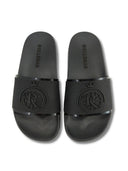 BlackEssenceSlides: Zwarte slippers met ROLLEMAN wiel en herhaald ROLLEMAN patroon