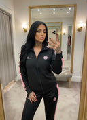 Queenie Zweiteiliger Trainingsanzug für Damen - Schwarz mit rosa Streifen