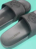 BlackEssenceSlides: Zwarte slippers met ROLLEMAN wiel en herhaald ROLLEMAN patroon